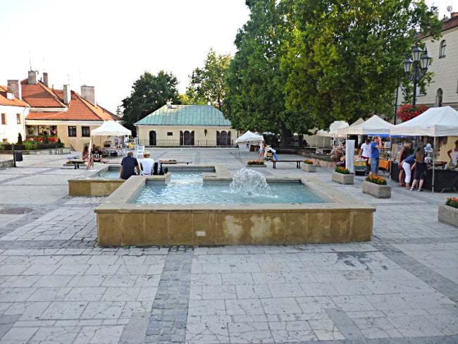 Sandomierz  - fontanna na Małym Rynku